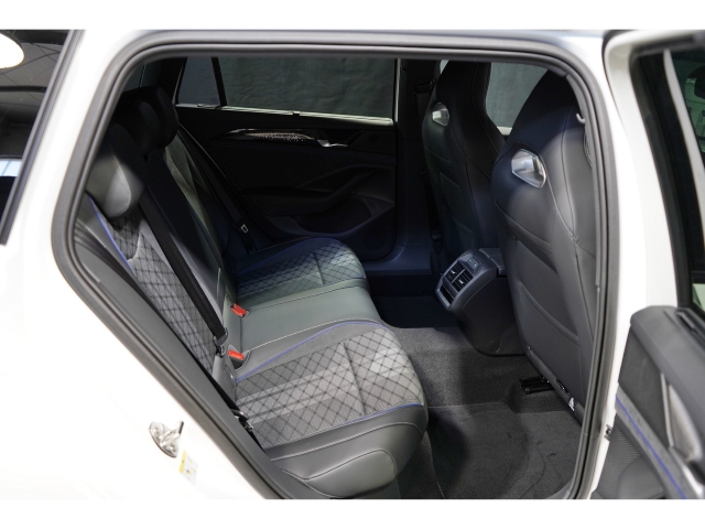 R-Line 2.0 TDI DSG Pano AHK Matrix 10