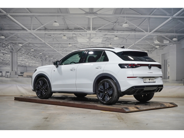R-Line 1.5 eTSI OPF DSG Black Style IQ.LIGHT 2