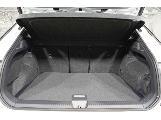 R-Line 1.5 eTSI OPF DSG Black Style IQ.LIGHT 11