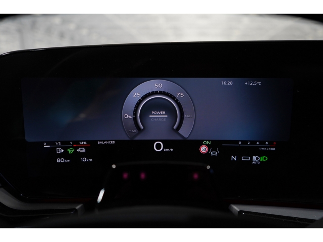 Avant e-hybrid quattro S line AHK 360 ACC 8